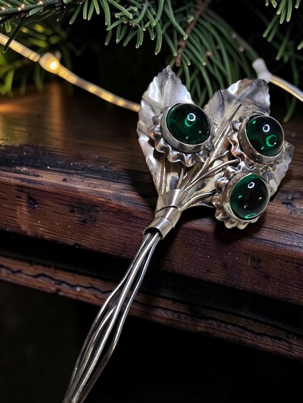 Vintage 1940s Sterling Silver Leaf with Emerald Green Cabochons Brooch - Picture 6 of 6